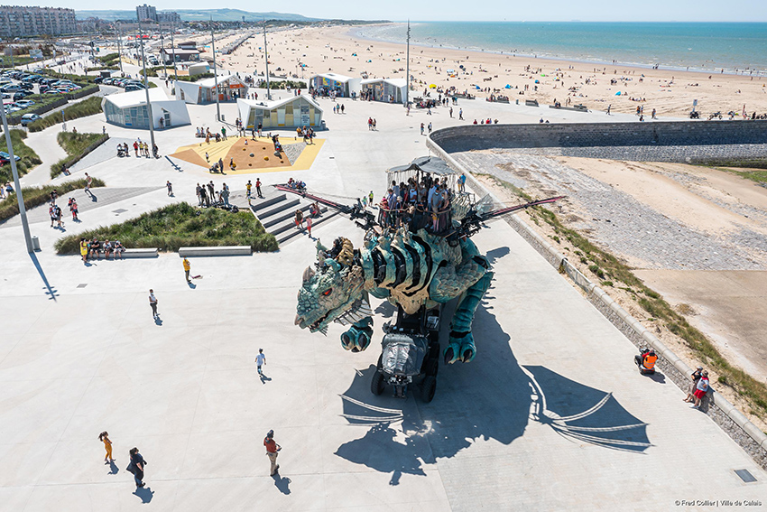 Le Dragon de Calais en balade le long de la plage.