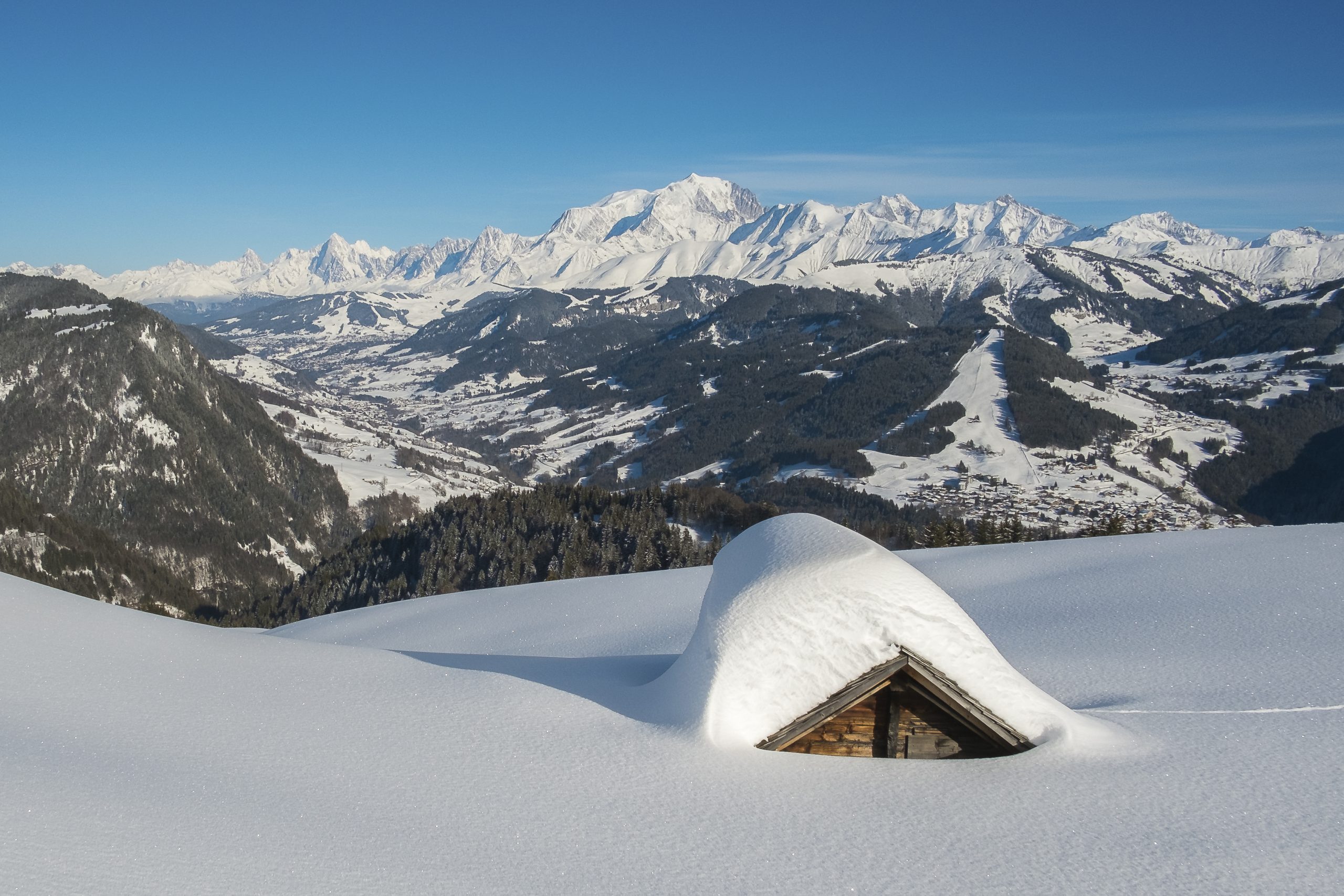 Saint-Nicolas-la-chapelle (73) : un chalet enneigé dans les Aravis face aux stations du Val d'Arly et au Mont Blanc